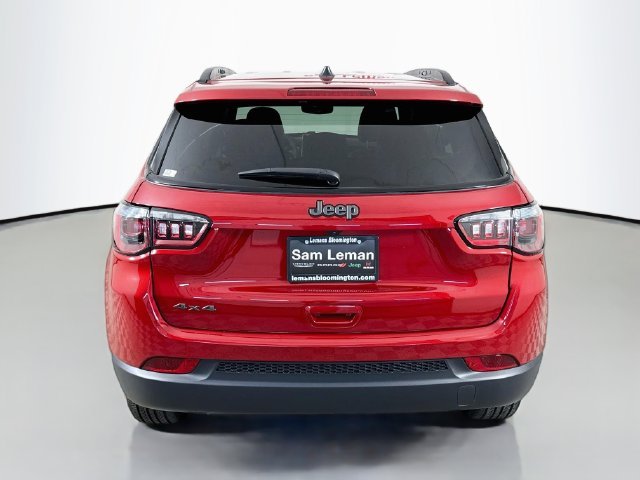 New 2026 Red Hot Pearl-Coat Exterior Paint Jeep Latitude image 6