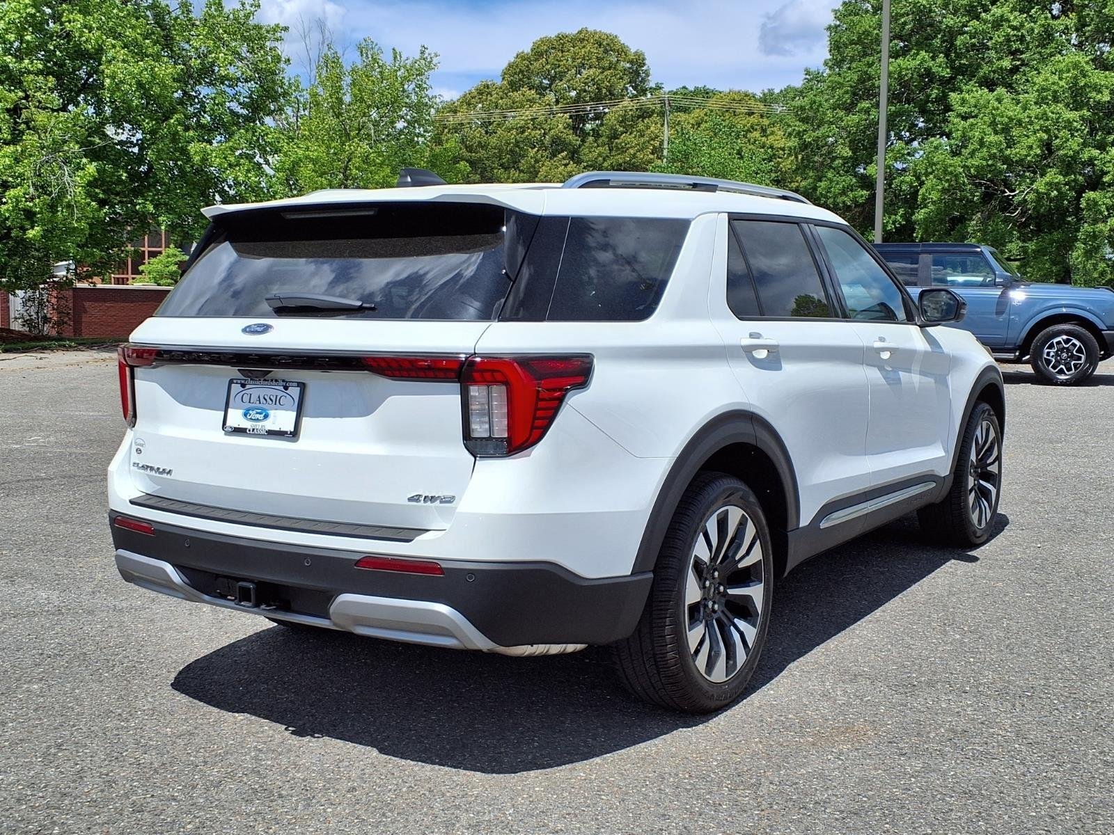 New 2026 Star White Metallic Tri-Coat Ford Platinum™ image 2