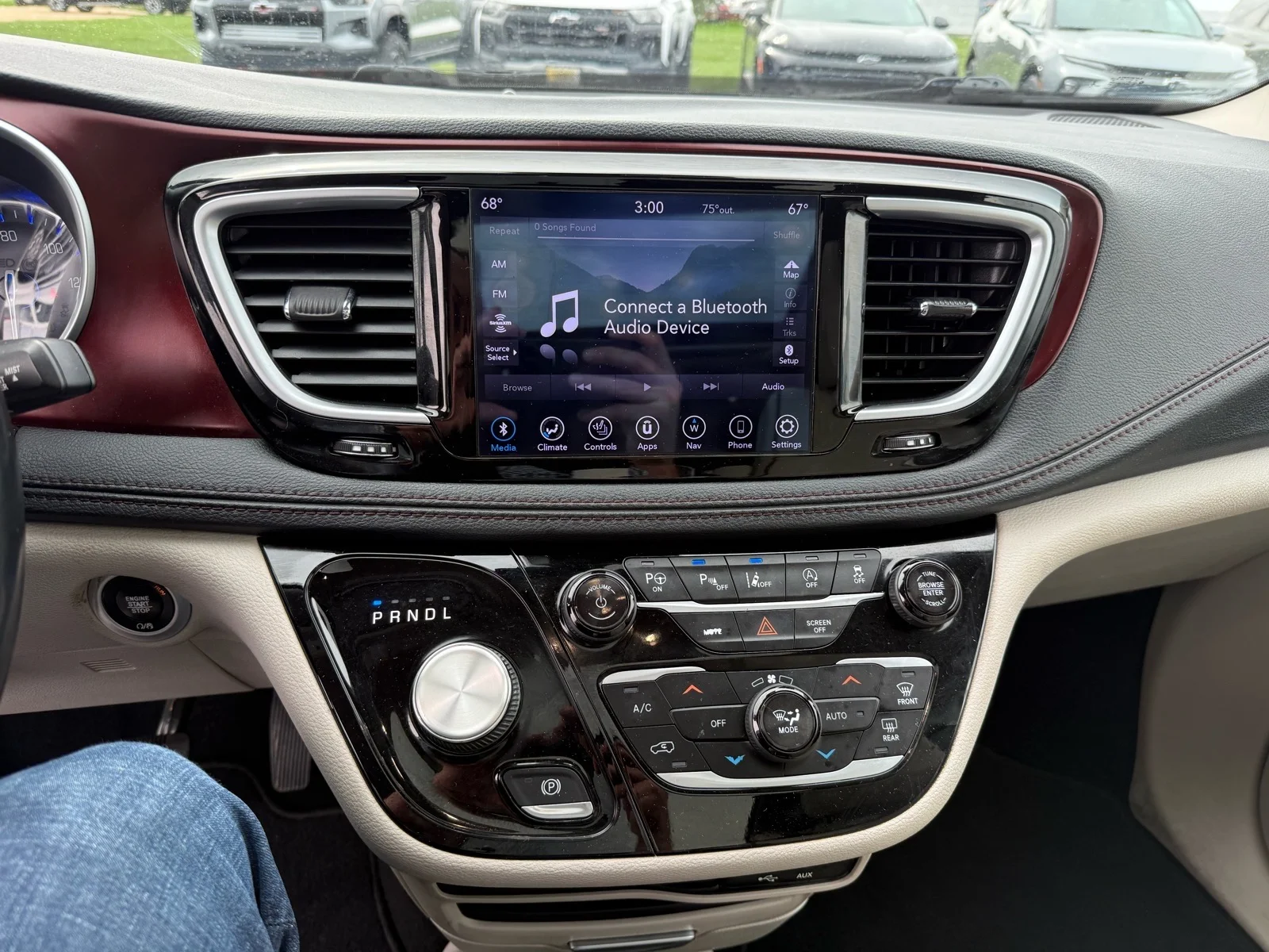 Used 2020  Chrysler Limited image 24