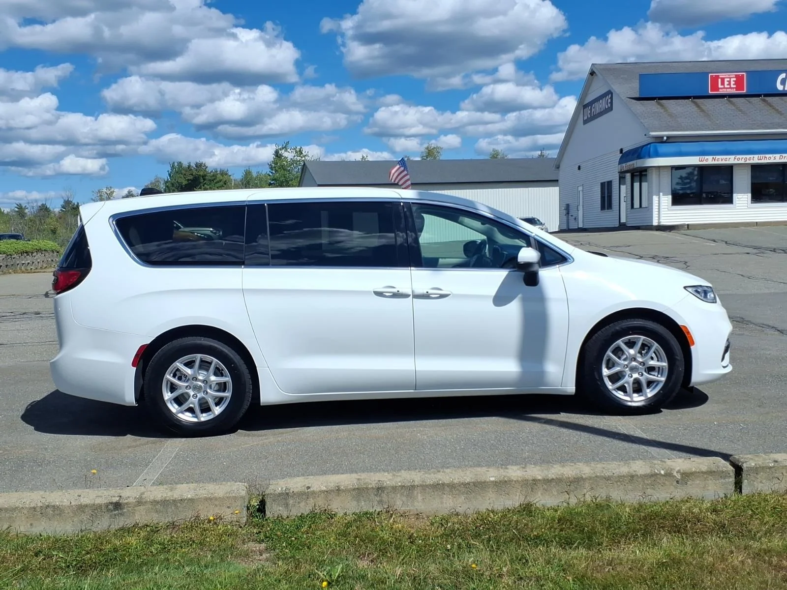 Used 2023 Bright White Clearcoat Chrysler Touring L image 4