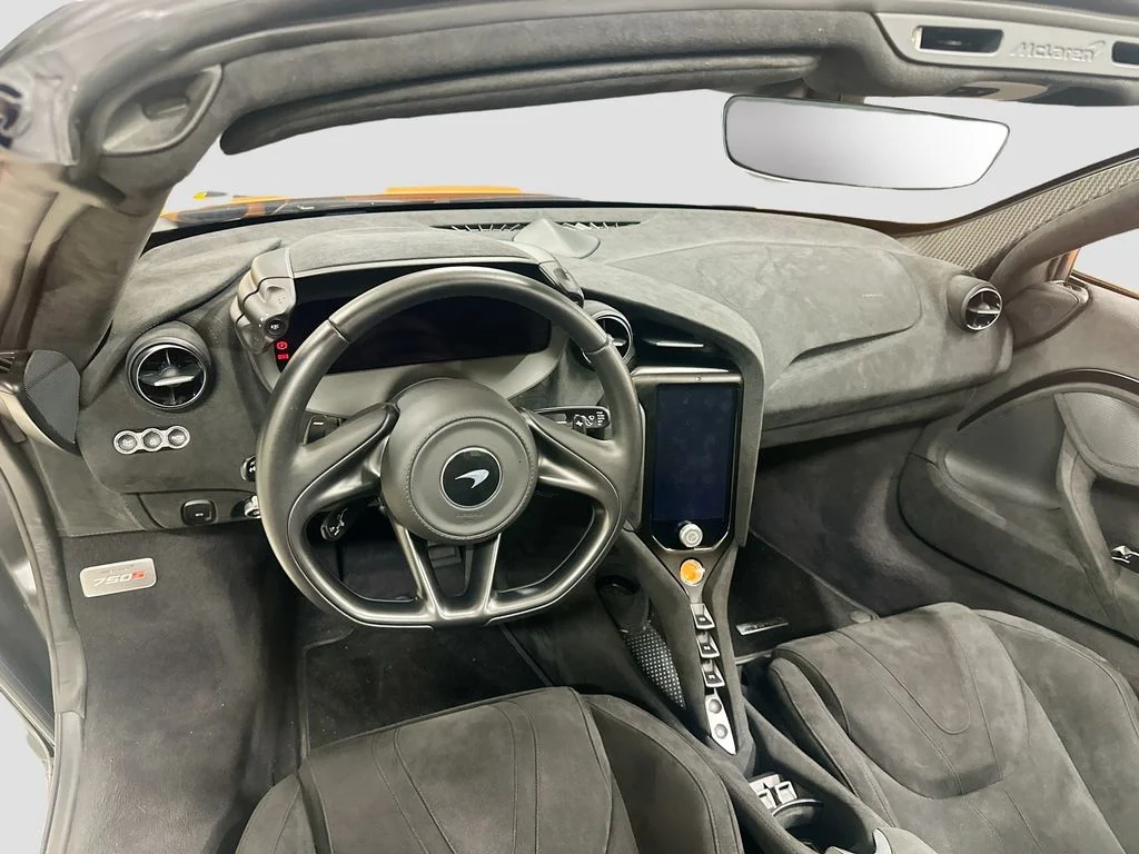 Used 2025  McLaren  image 4