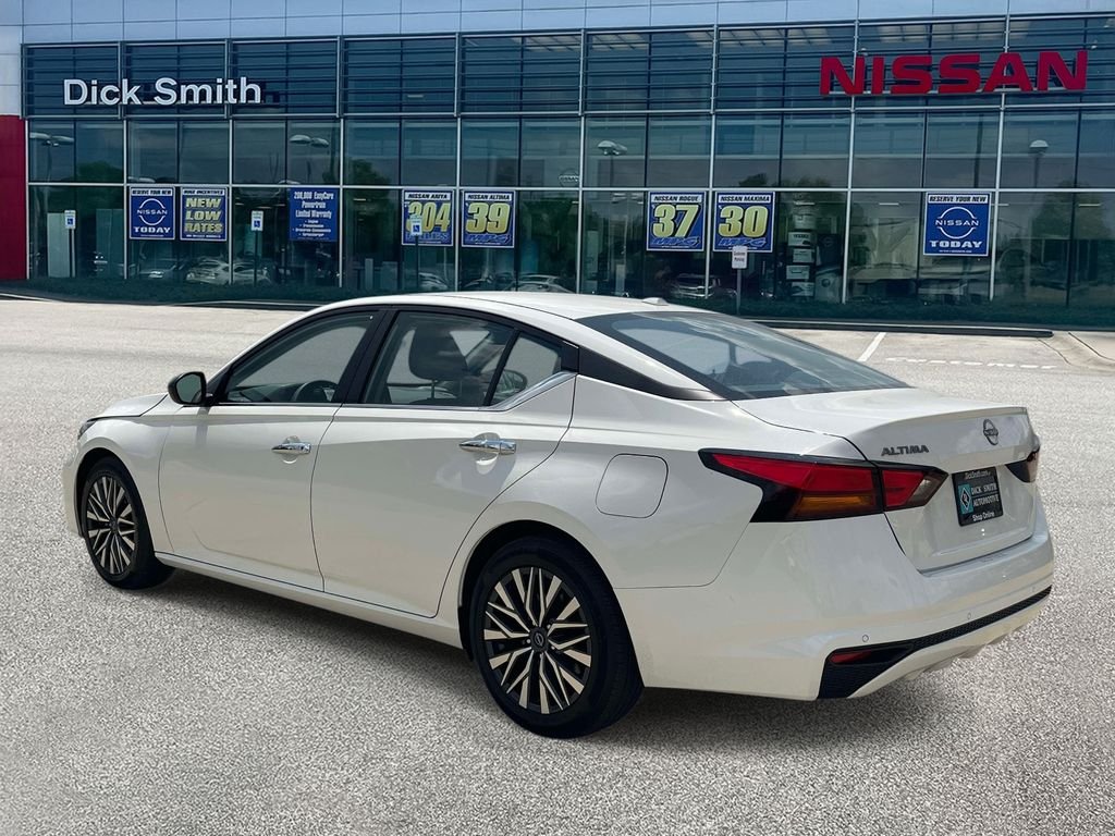 Used 2025 White Nissan 2.5 SV image 4