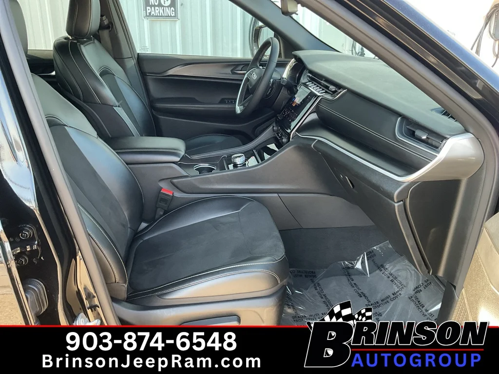 Used 2024 Diamond Black Crystal Pearlcoat Jeep Altitude image 22