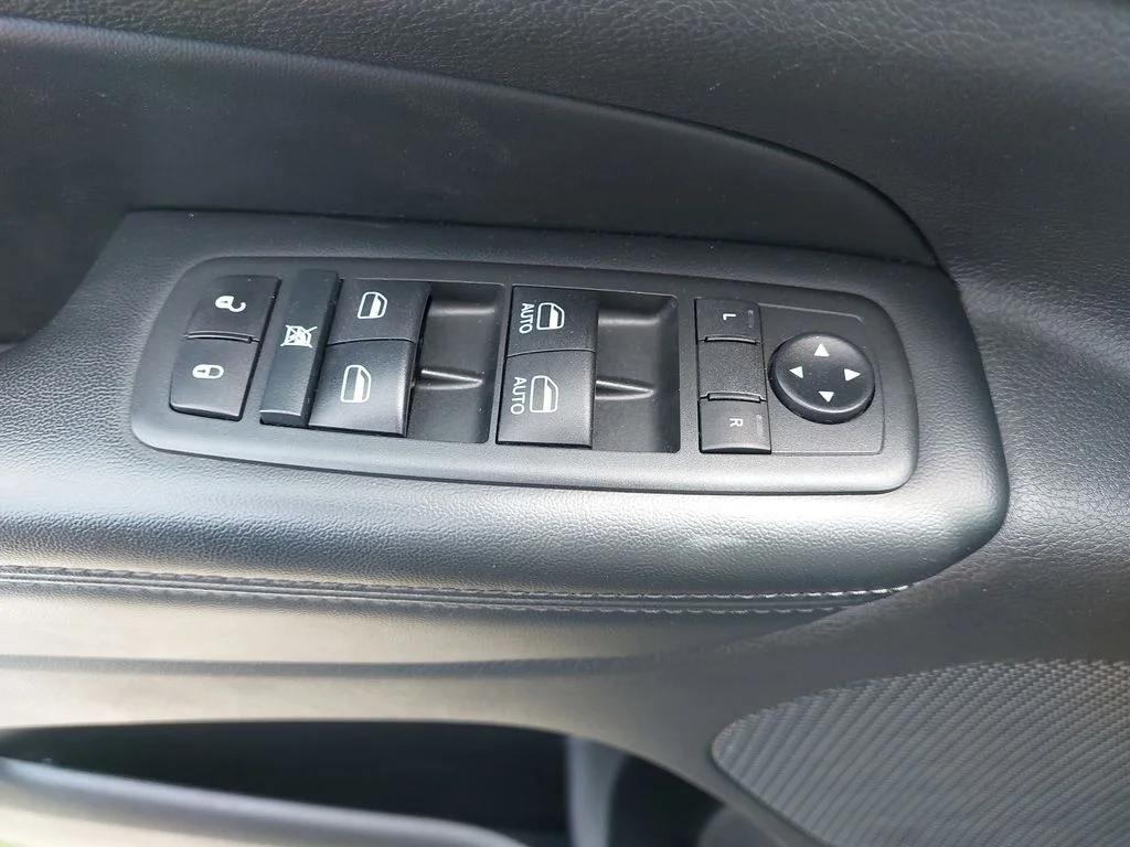 Used 2020 Gray Jeep Laredo E image 27
