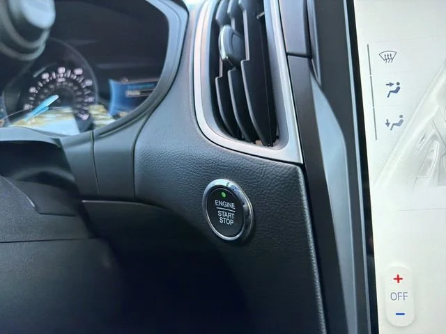 Used 2022 Black Ford SE image 27
