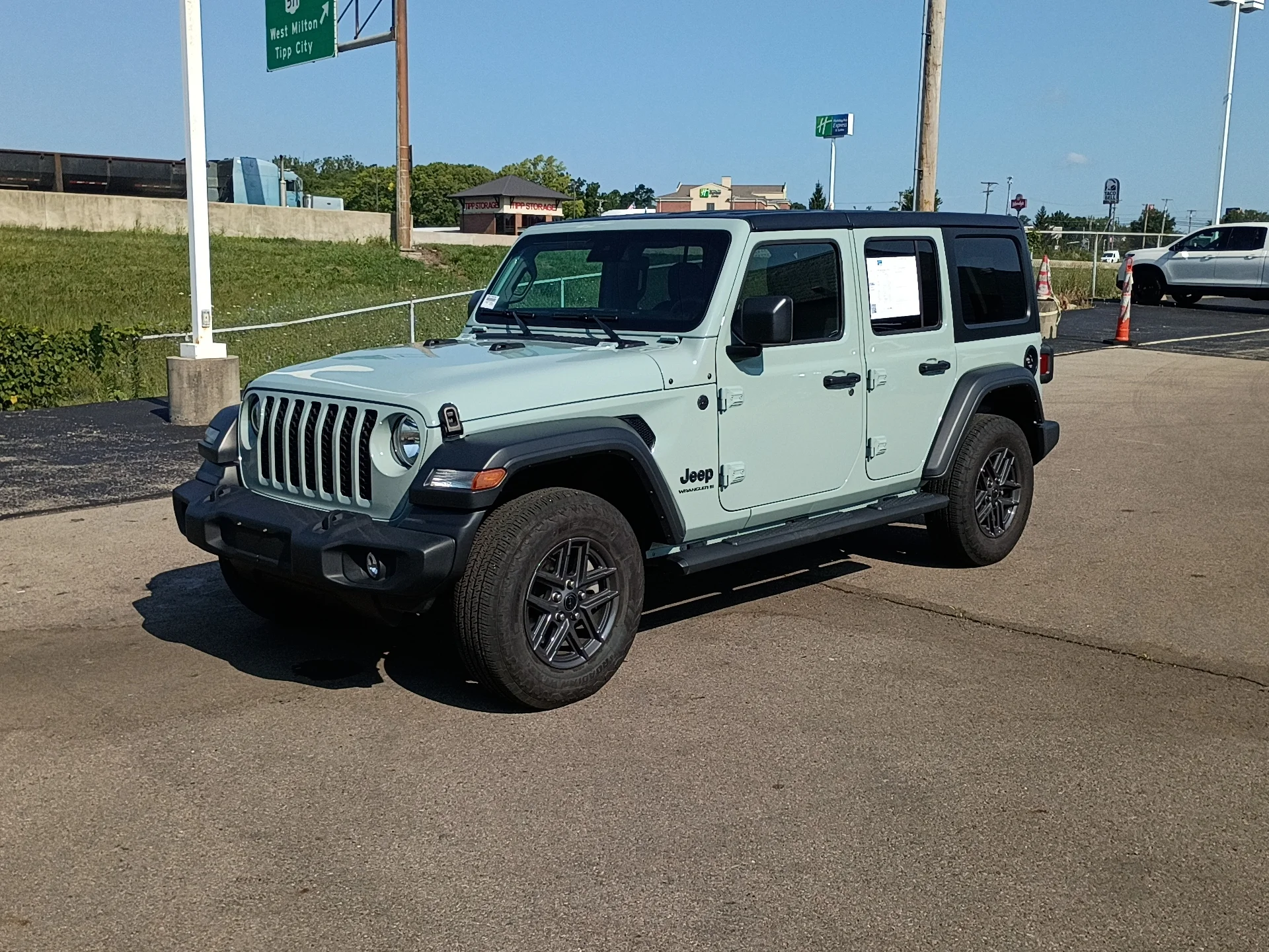 Used 2024 Earl Clear Coat Jeep Sport S image 7