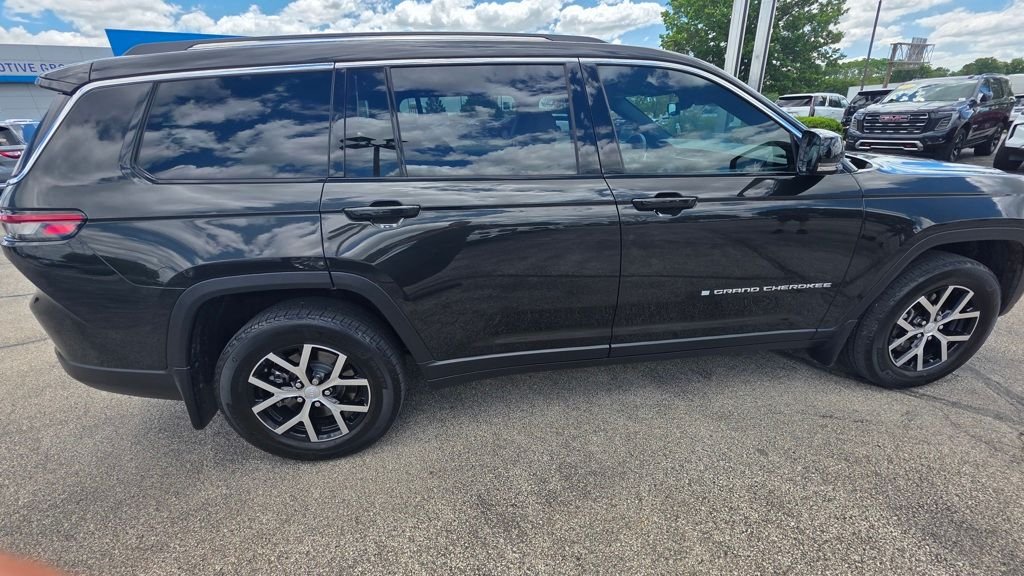 Used 2023  Jeep Limited image 7