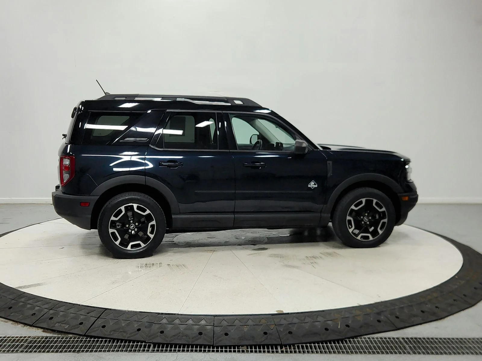 Used 2022 Blue Ford Outer Banks image 9