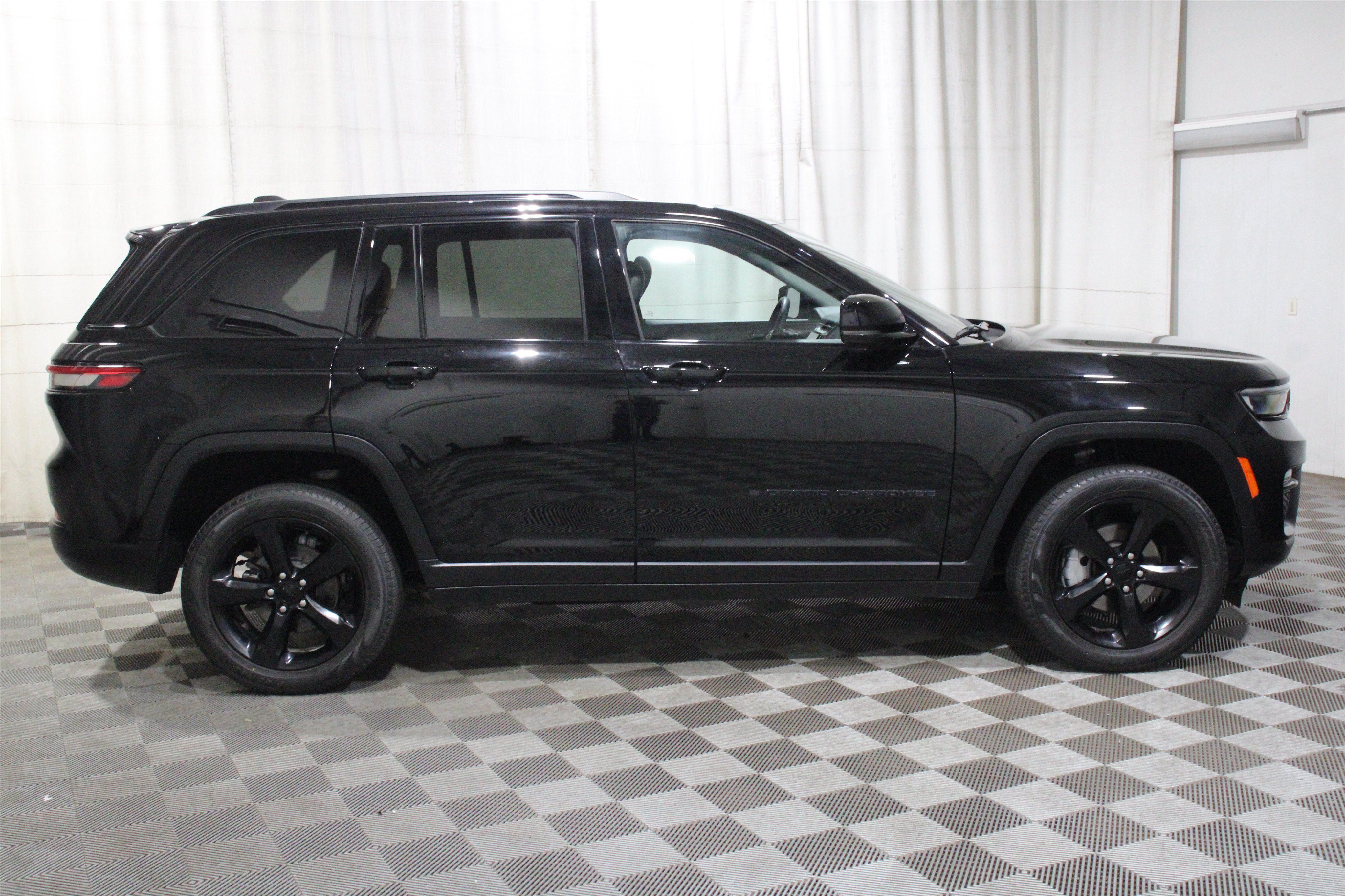 Used 2023 Diamond Black Crystal Pearlcoat Jeep Limited image 31