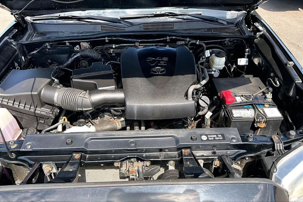 Used 2018 Midnight Black Metallic Toyota SR5 image 31