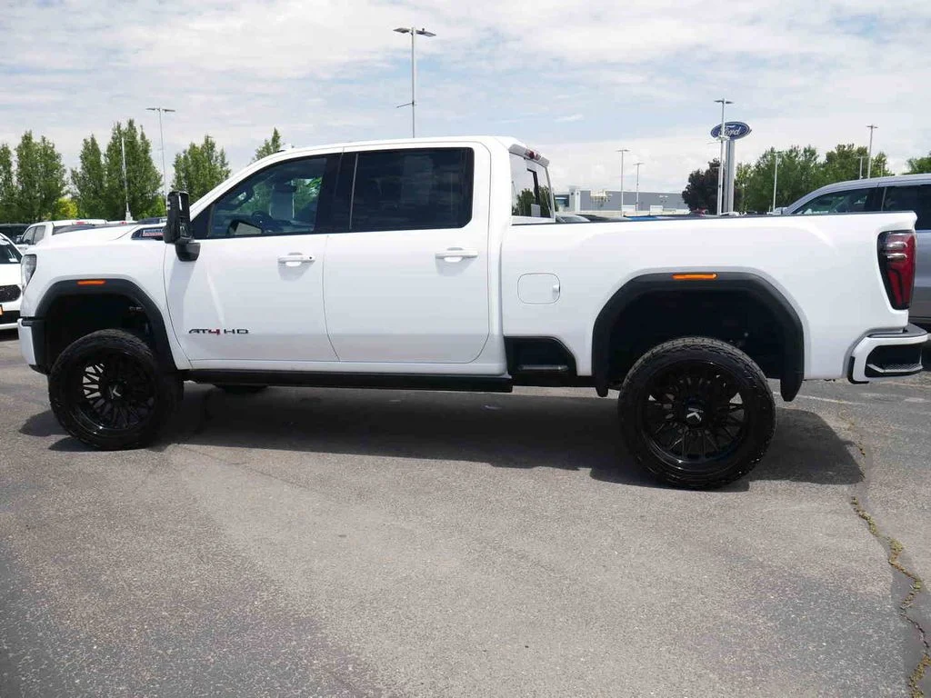Used 2025 White GMC AT4 image 26