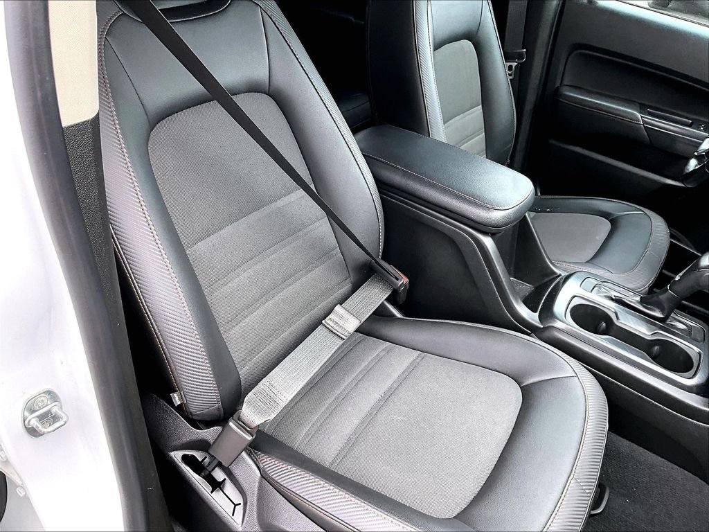 Used 2021 White GMC AT4 w/Cloth image 11