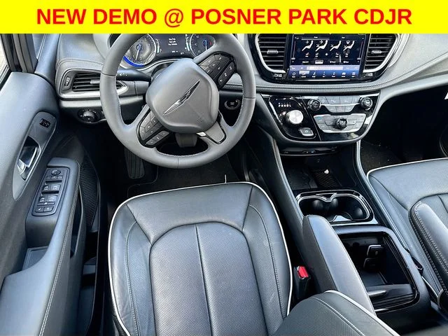 New 2026 Diamond Black Crystal Pearl-Coat Exterior Paint Chrysler Limited image 24