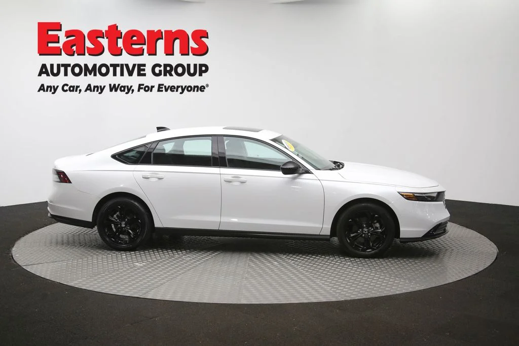 Used 2025 White Honda SE image 44