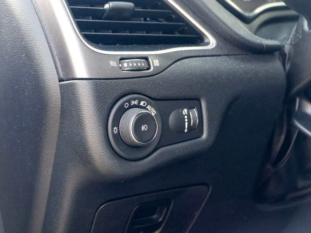 Used 2019 Blue Jeep Latitude image 28