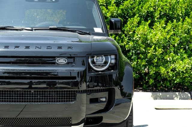 New 2026 Santorini Black Metallic Land Rover V8 image 41