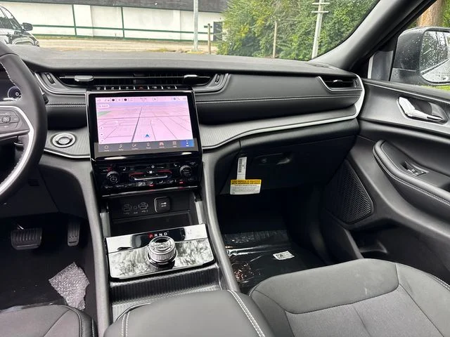 New 2027 White/off-white Jeep Laredo X image 13