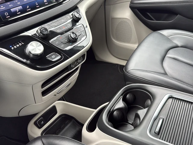 Used 2024 White Chrysler Touring L image 22
