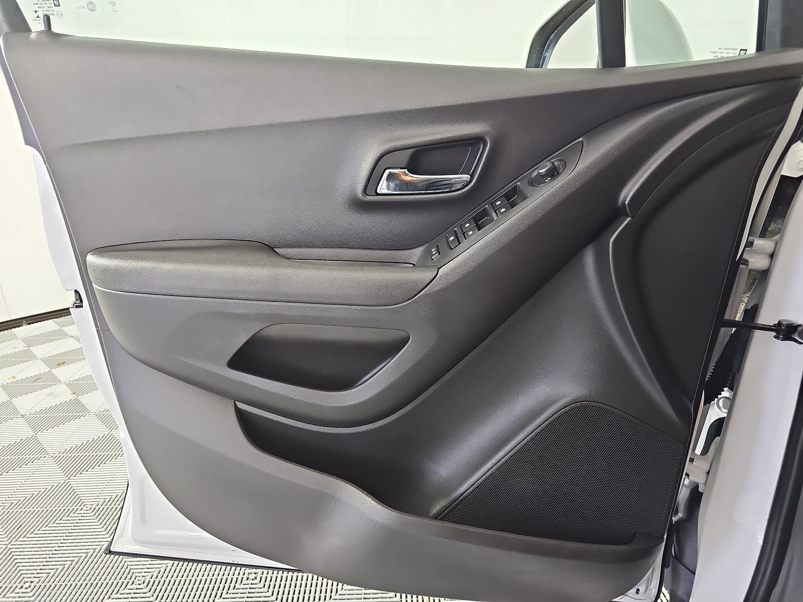 Used 2016 White Chevrolet LS image 25