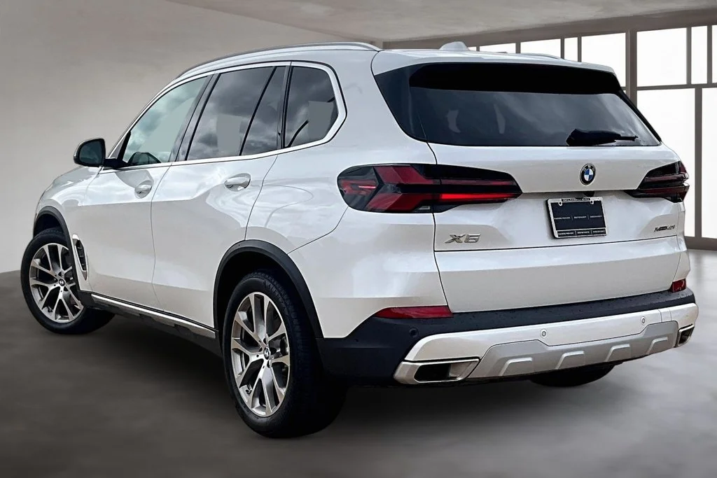 Used 2024 White BMW xDrive40i image 11