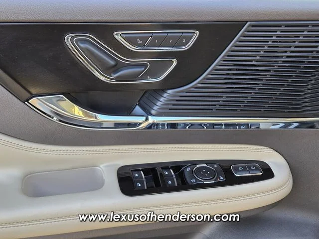 Used 2021 White Lincoln Standard image 19