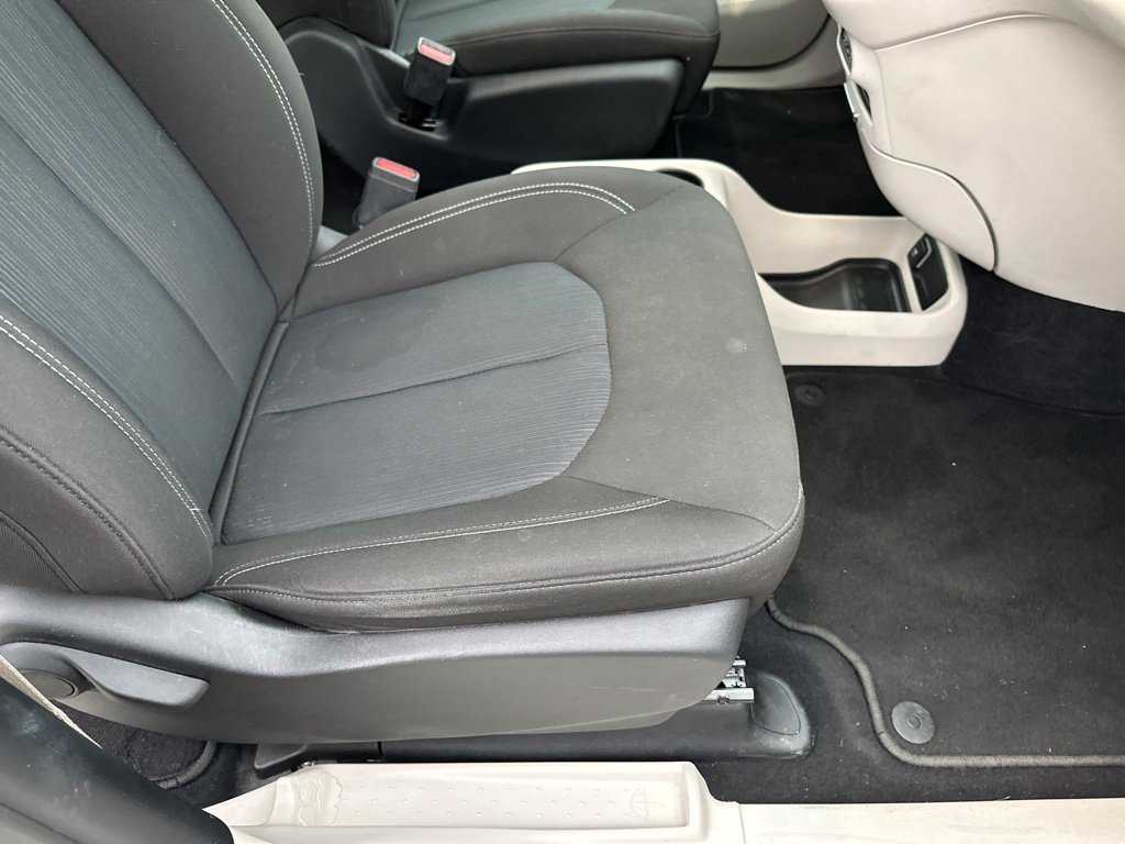Used 2022 White Chrysler LX image 40