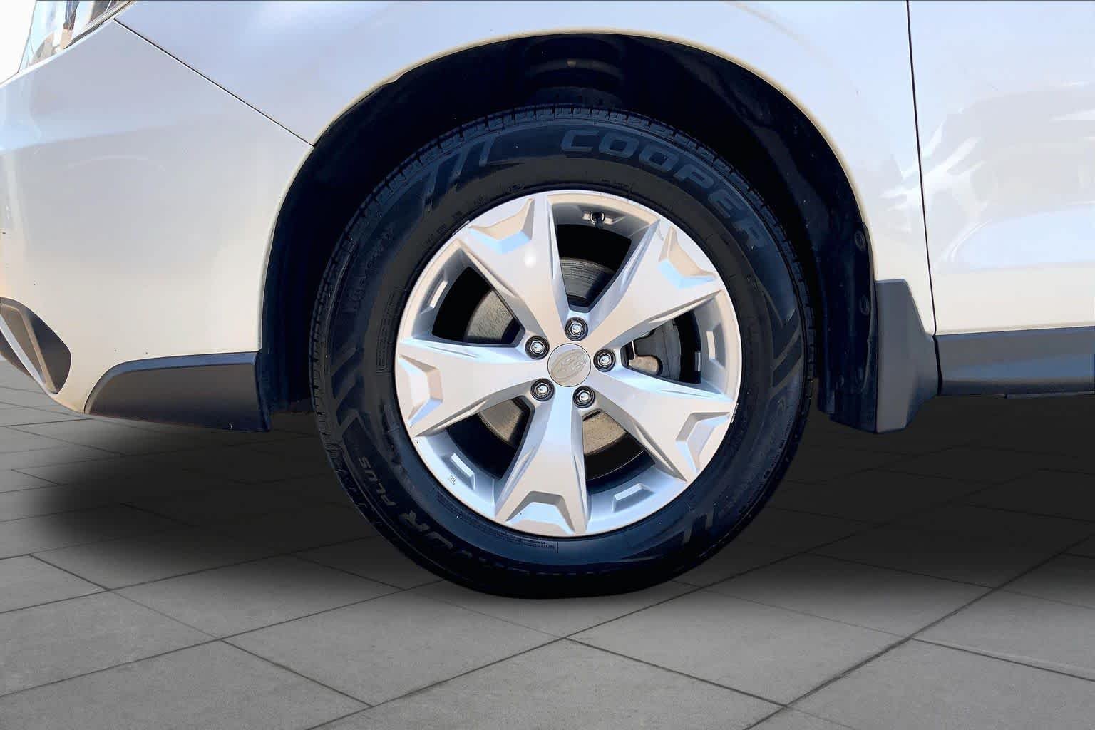 Used 2015 Satin White Pearl Subaru 2.5i Premium image 11