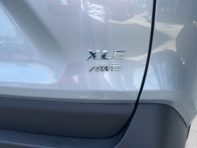 Used 2025 Silver Toyota XLE Premium image 35