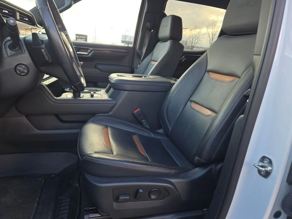 Used 2022 White GMC AT4 image 24