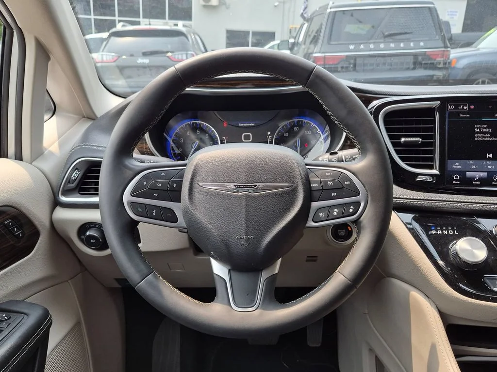 Used 2023 Silver Chrysler Limited image 14