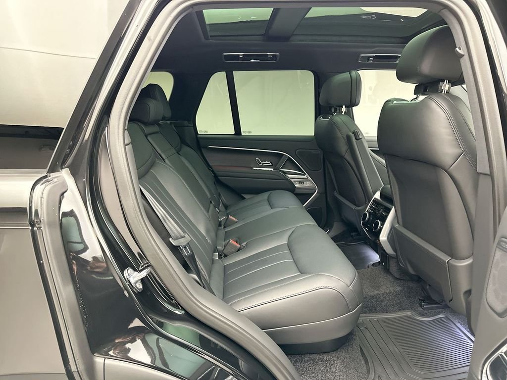 Used 2025  Land Rover SE image 12