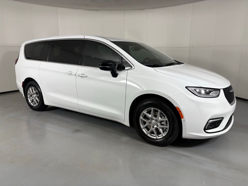 New 2026 Bright White Clear-Coat Exterior Paint Chrysler Select image 9