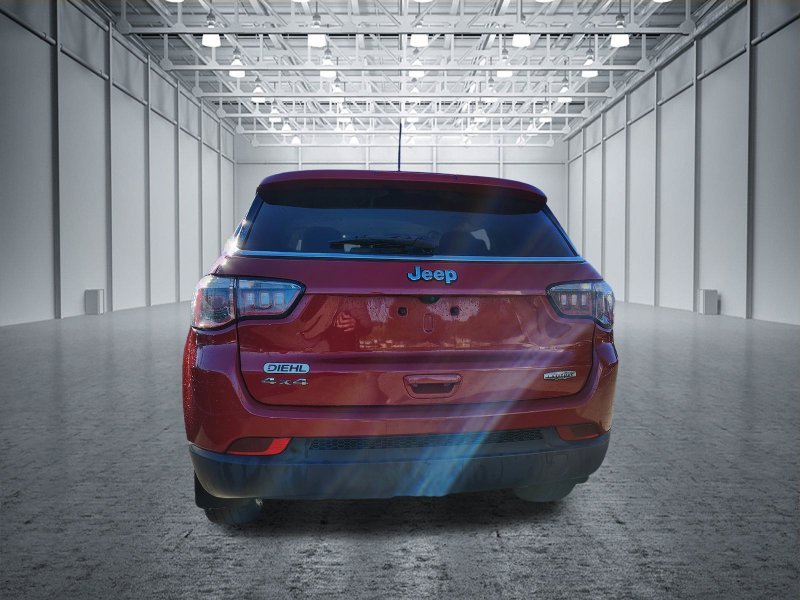 Used 2018 Red Jeep Latitude image 7