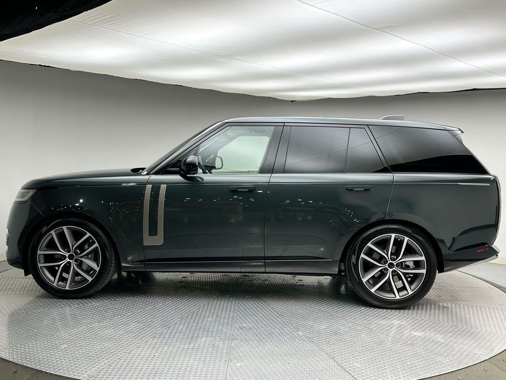 New 2026 Belgravia Green Metallic Land Rover SE image 2