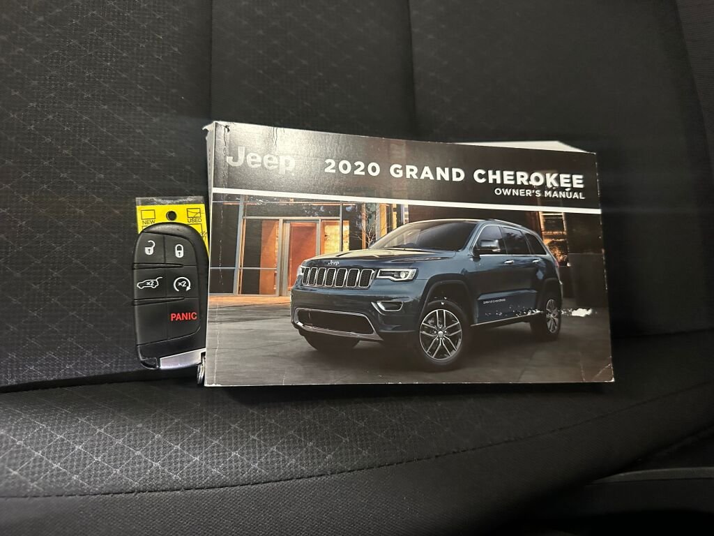 Certified Used 2020 Diamond Black Crystal Pearl Coat Jeep Laredo E image 4