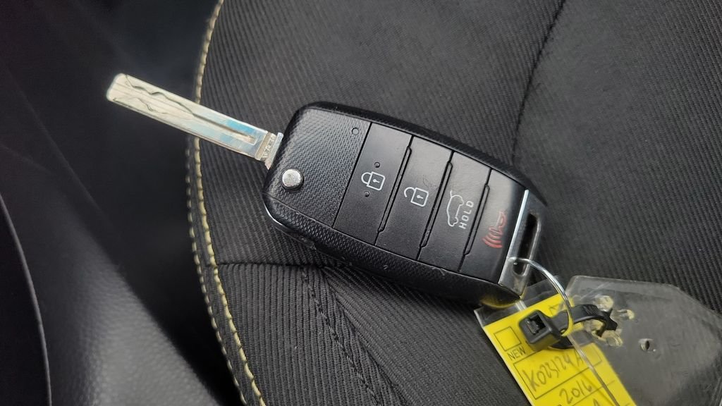 Used 2016 Blue Kia Plus image 22