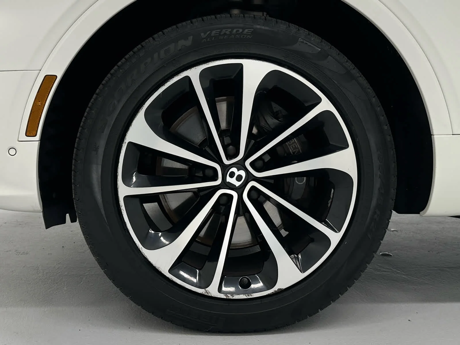 Used 2023 Glacier White Bentley V8 image 9