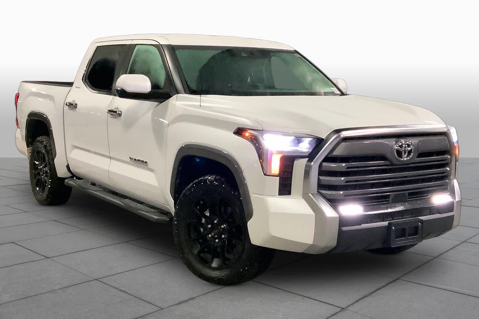 Used 2025 Wind Chill Pearl Toyota Limited image 3