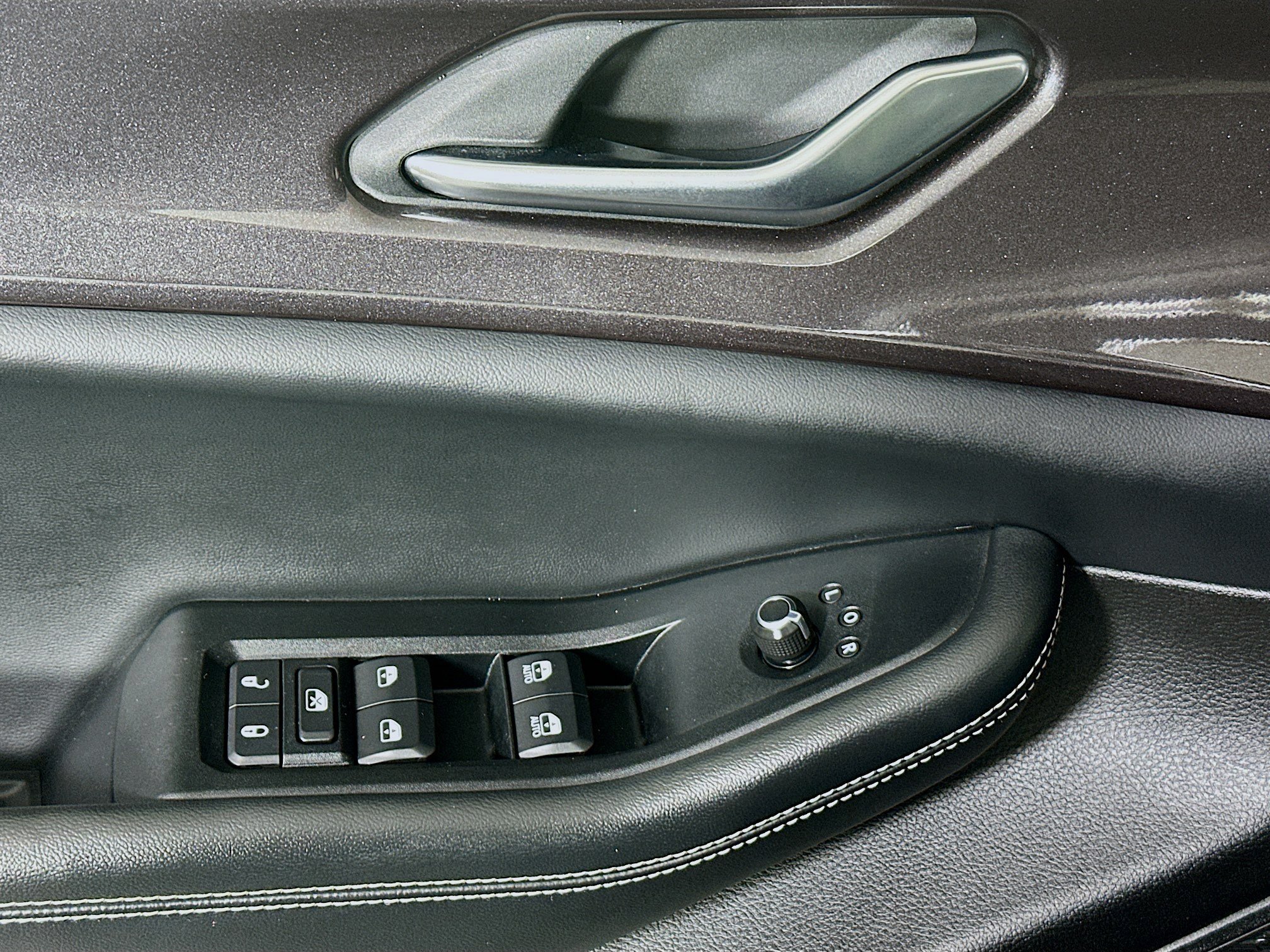 Used 2023 Diamond Black Crystal Pearlcoat Jeep Altitude image 14