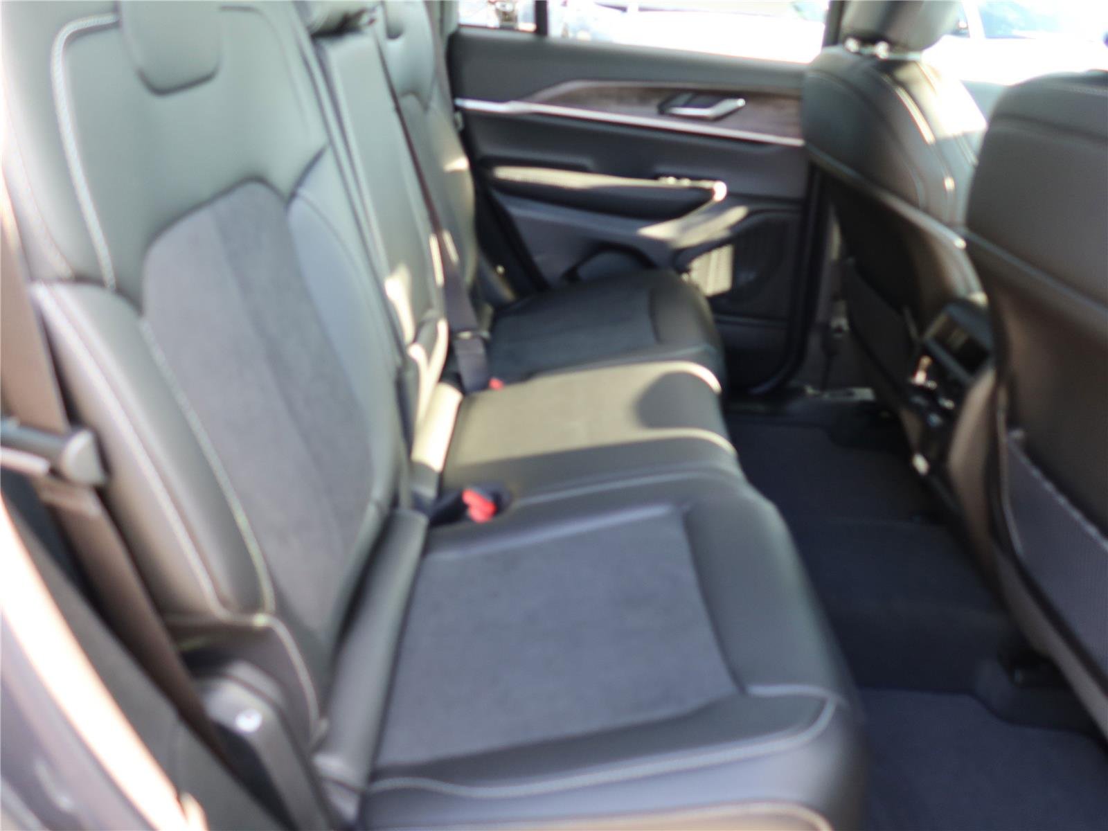 New 2026 Baltic Gray Metallic Clear-Coat Exterior Paint Jeep Laredo Altitude image 8