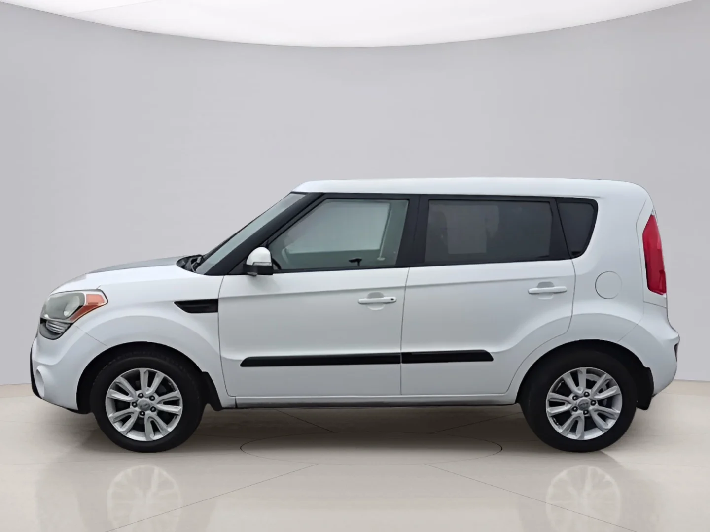 Used 2013 White Kia ! WAGON image 2