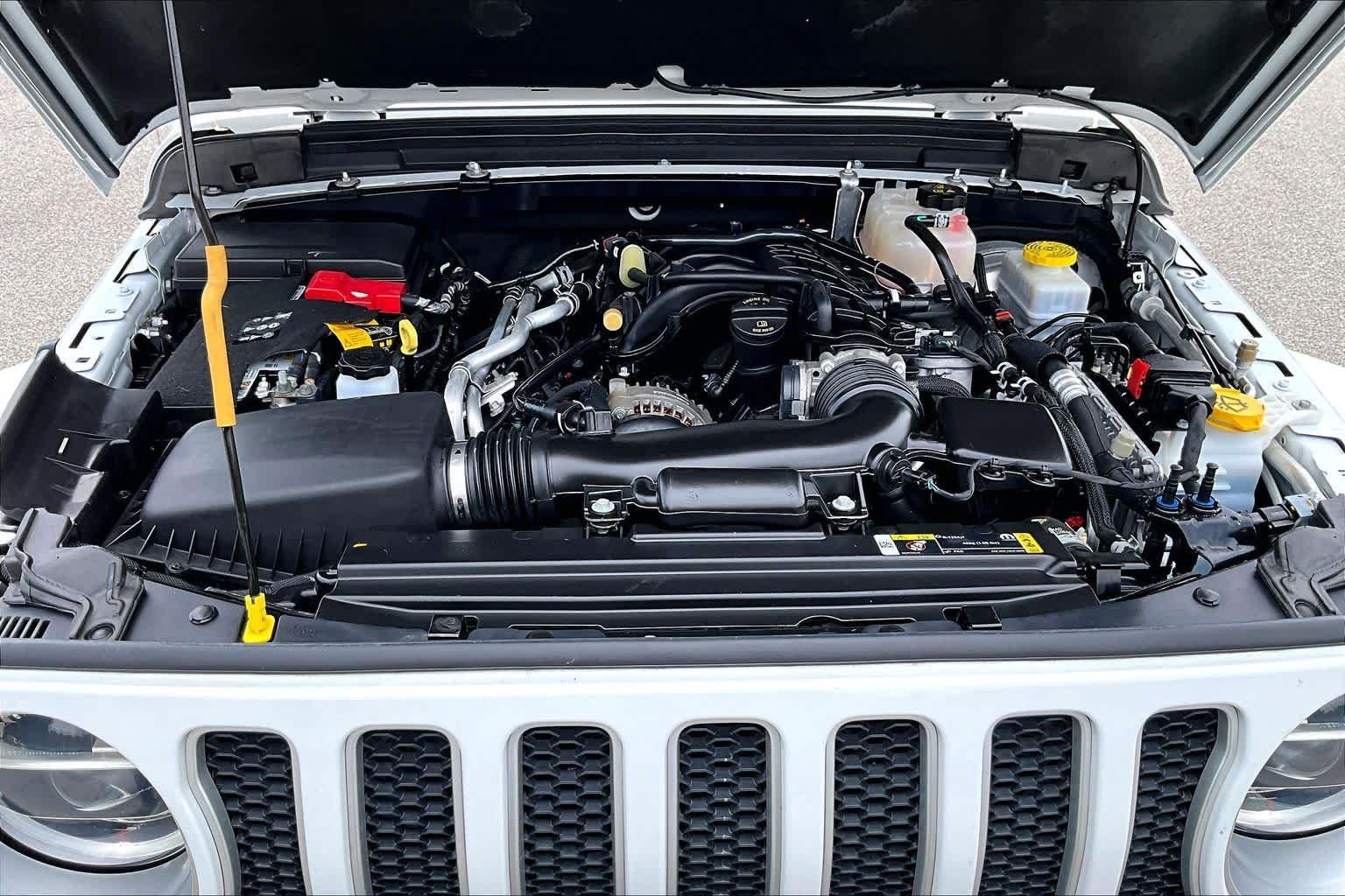 Used 2022 Bright White Clearcoat Jeep Unlimited Sahara image 29