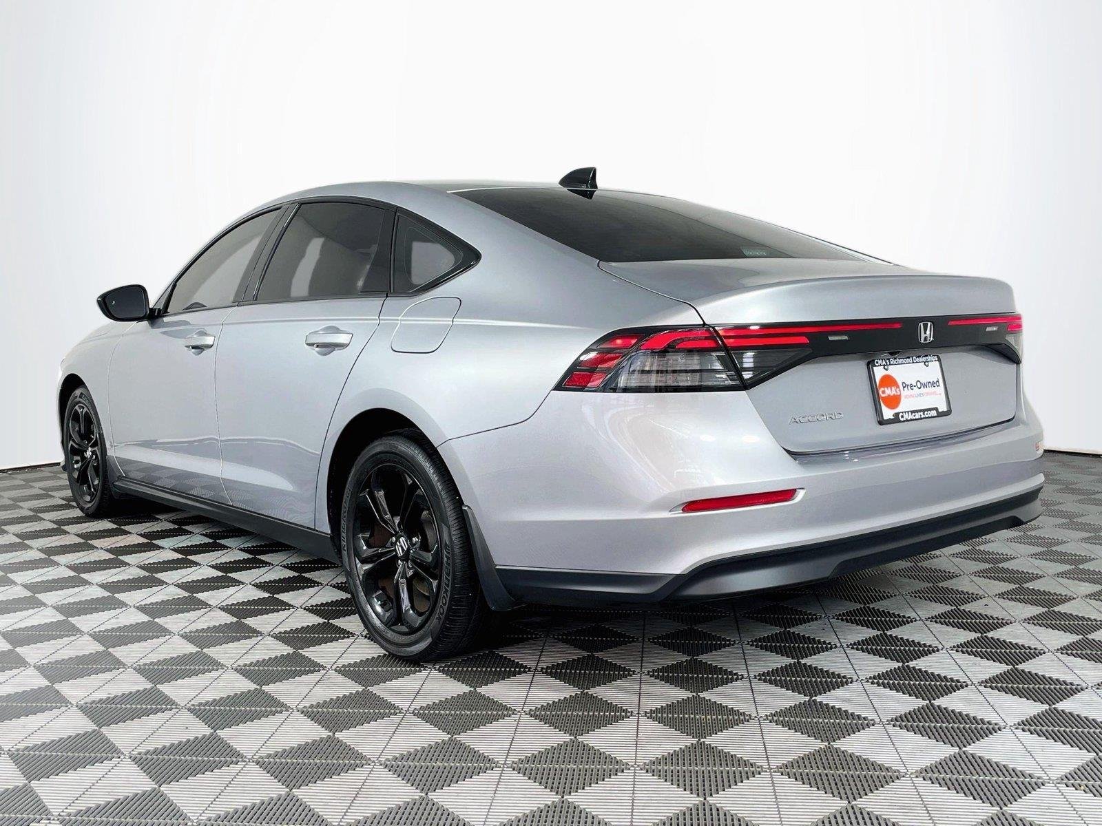 Used 2025 Solar Silver Metallic Honda SE image 7