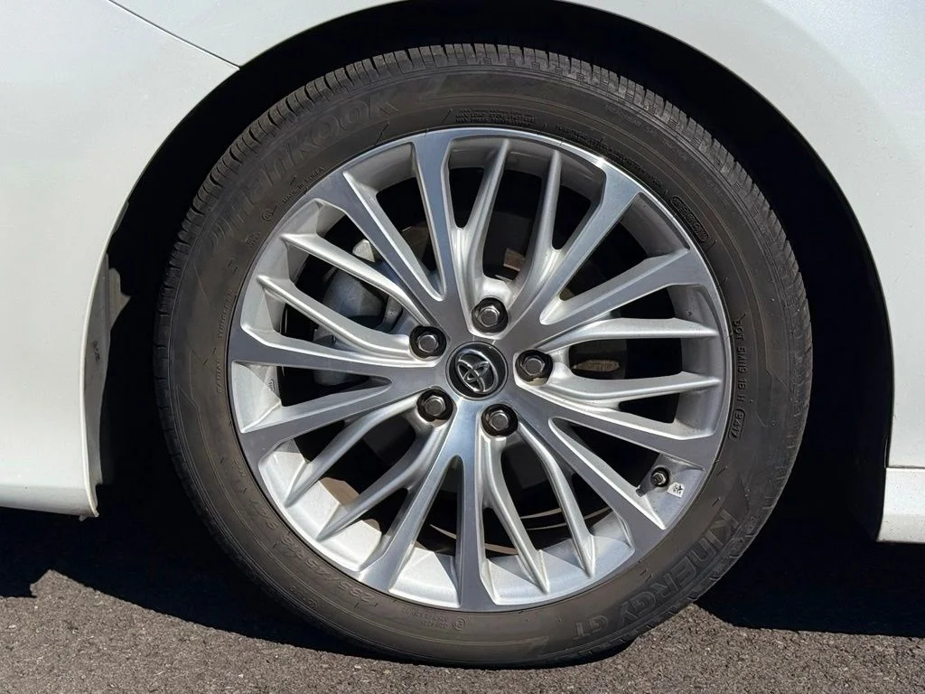 Used 2018 Beige Toyota XLE image 9