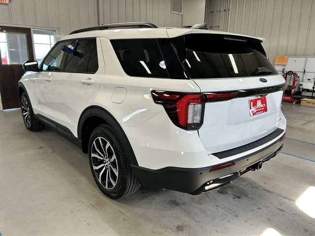 New 2026 Star White Metallic Tri-Coat FORD ST-Line image 9