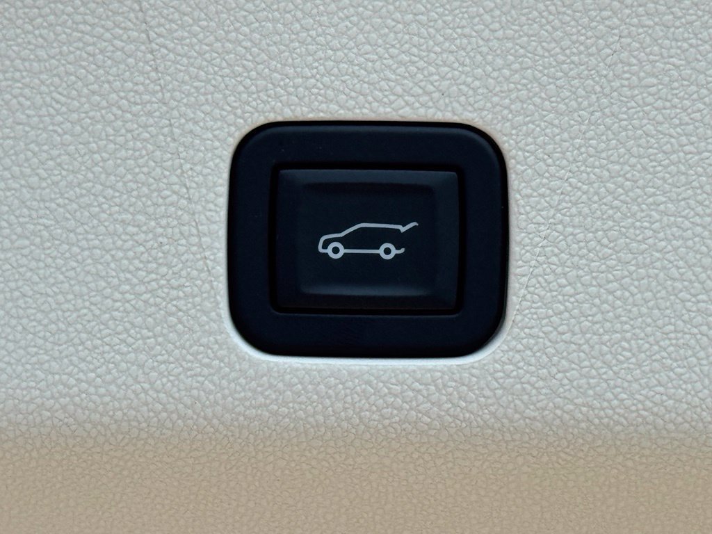 New 2026 Vibrant White Tricoat Cadillac Platinum Luxury image 39