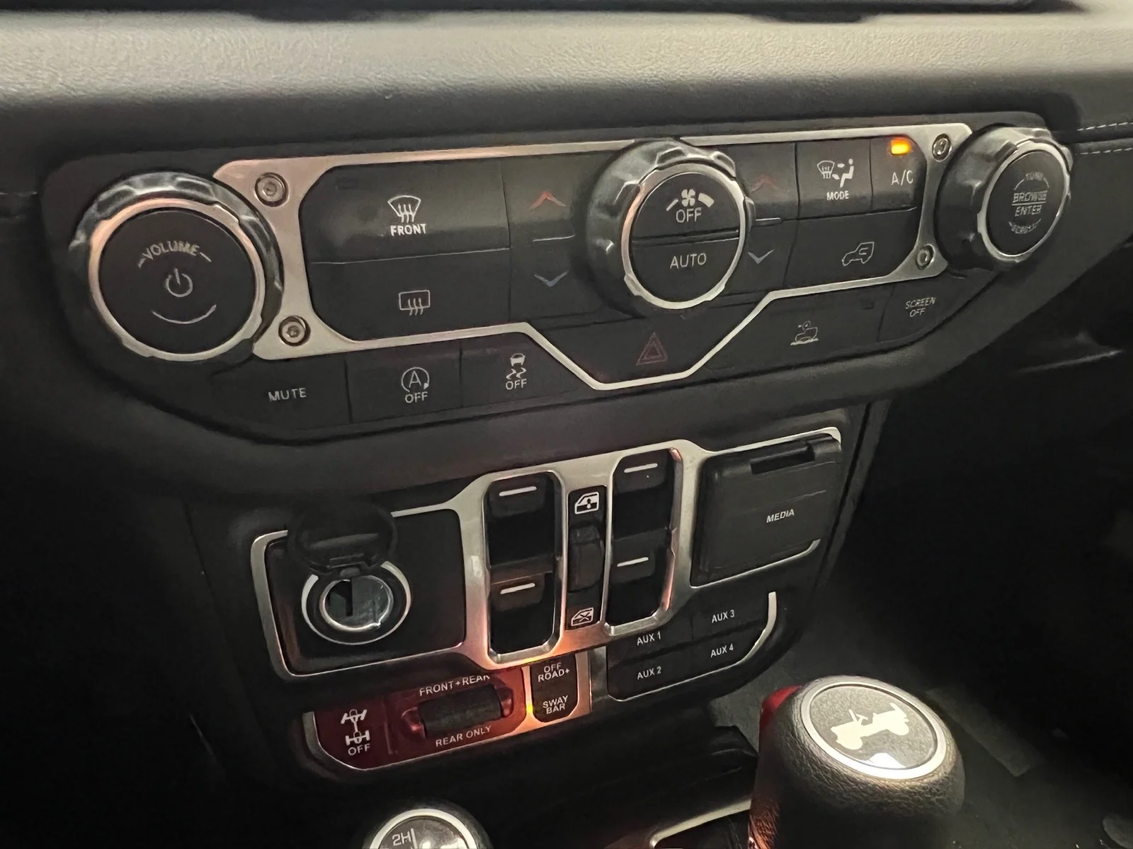 Used 2025  Jeep Rubicon image 17