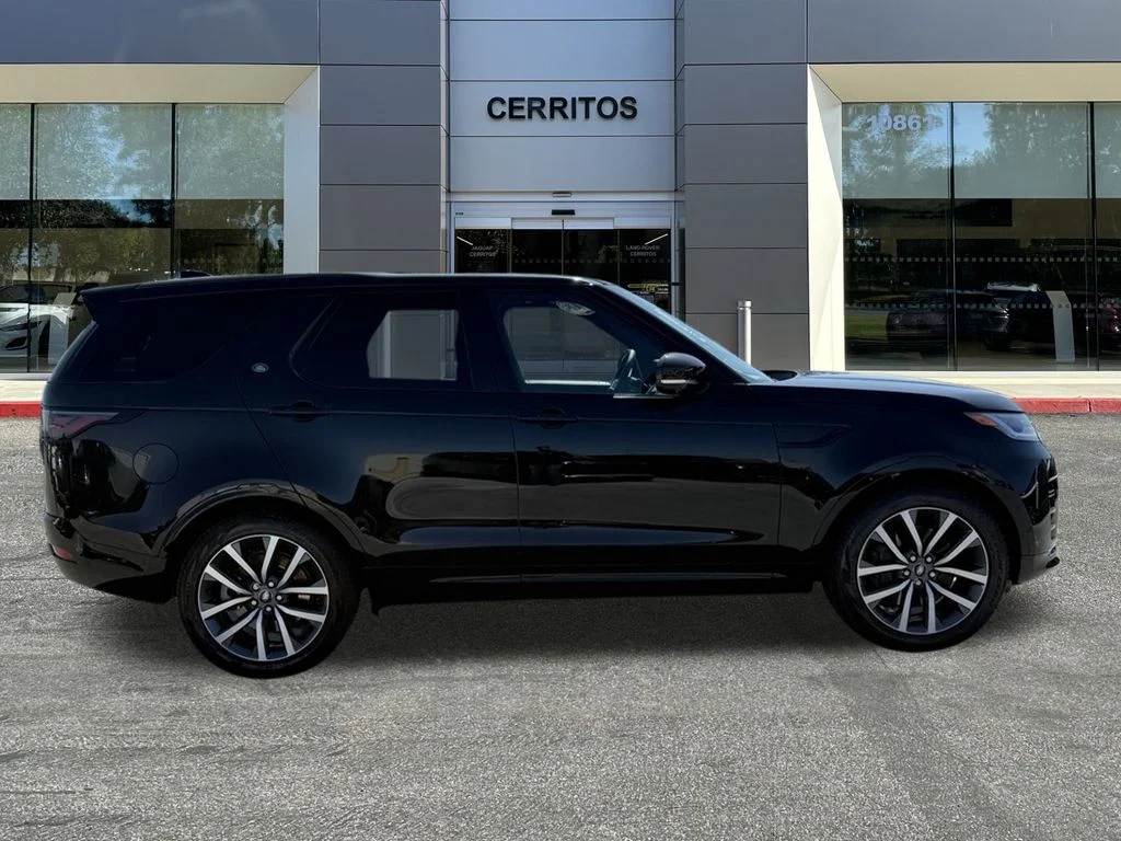 Used 2025 Black Land Rover Dynamic SE image 4