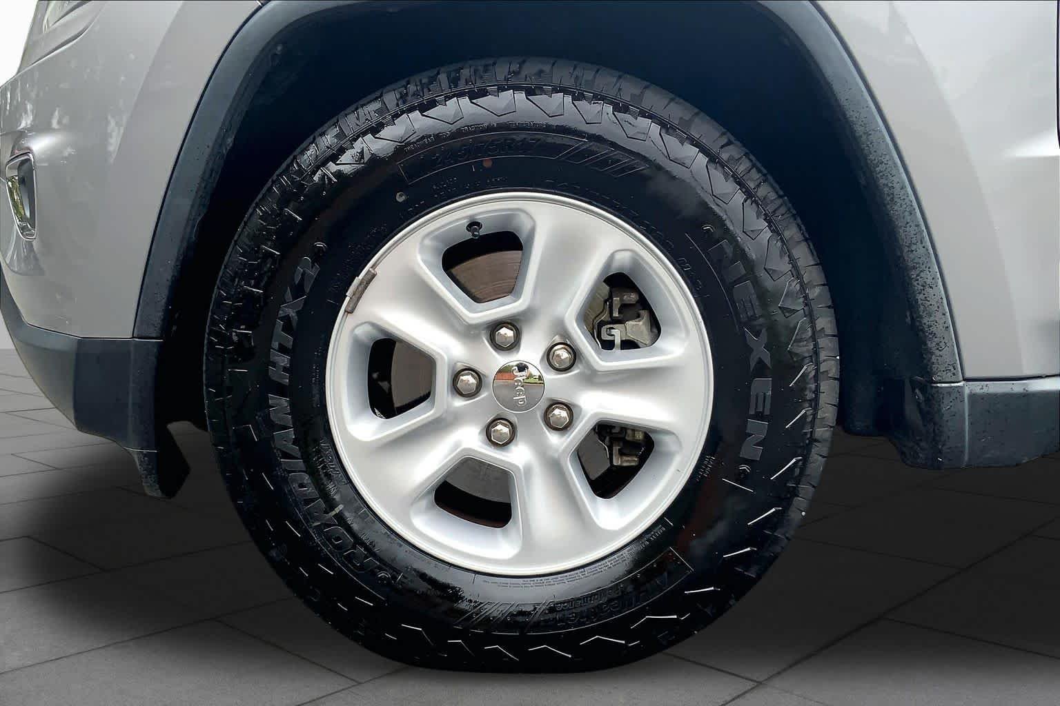 Used 2014 Billet Silver Metallic Clearcoat Jeep Laredo image 10