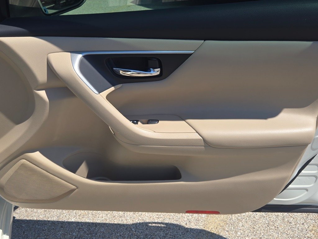 Used 2016 White Nissan 2.5 SV image 7